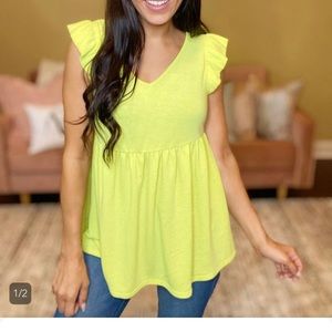 💛 Brand new boutique top- perfect for spring/summer 💛